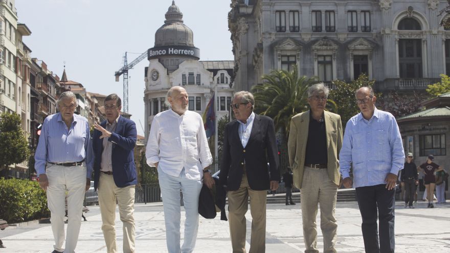 De izquierda a derecha, Javier Vallaure, José Laviña, Alberto Aza, Luis Arias, Federico Torres y Jorge Hevia, en el paseo de los Álamos de Oviedo.