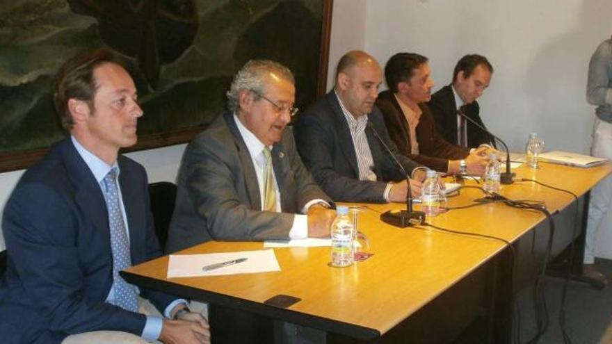 Miguel Teijelo, Gerardo de la Iglesia, Pedro Leal (asesor municipal en materia urbanística), Miguel Muñoz y Jaime de Vicente (urbanista y abogado), en Llanes.