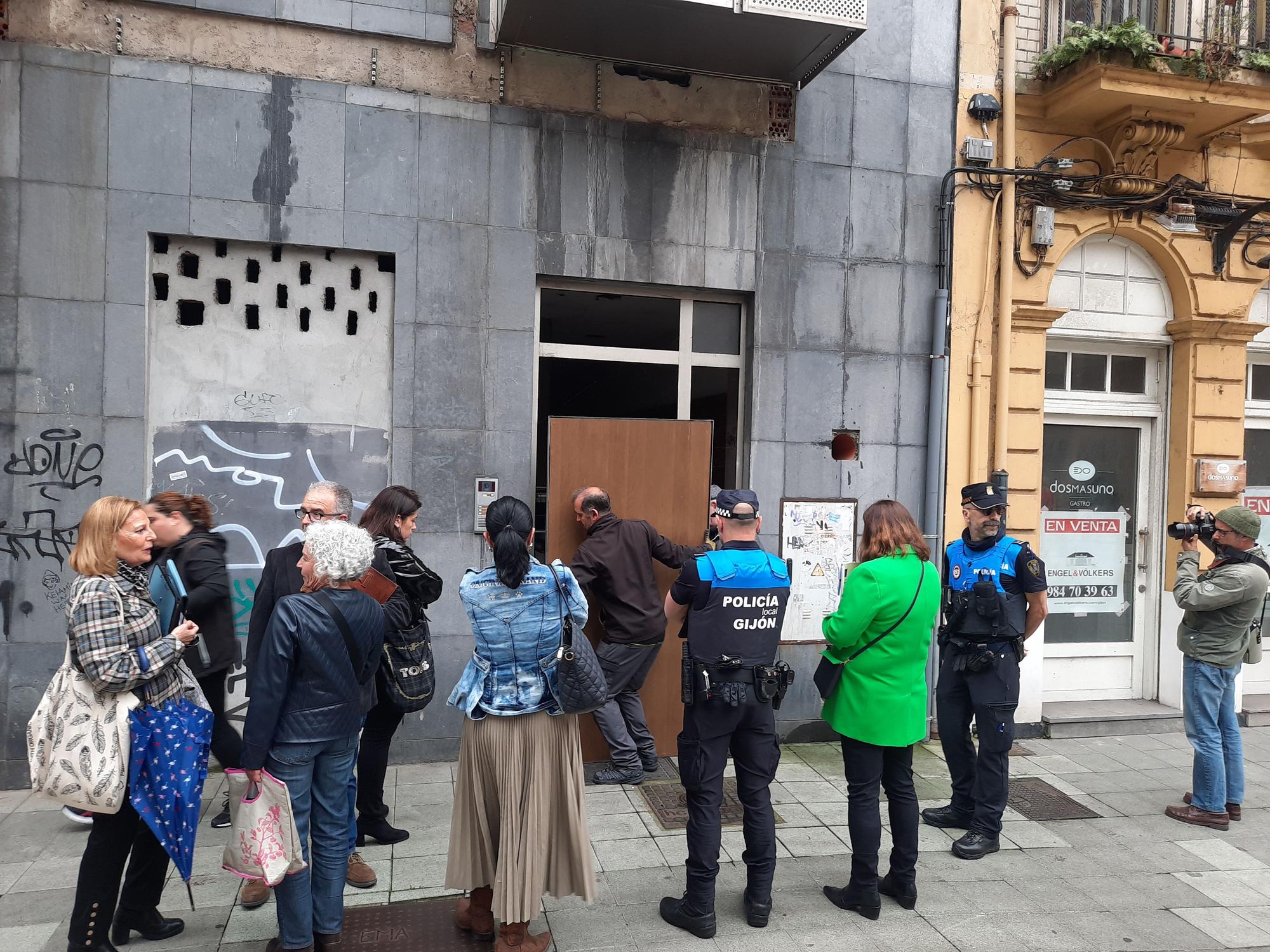 El desalojo de los okupas del barrio del Carmen de Gijón, en imágenes