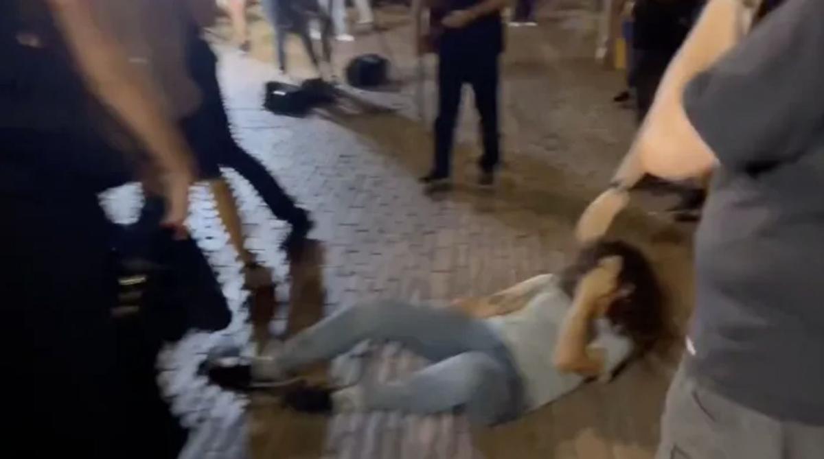 La trabajadora agredida en el suelo La trabajadora agredida en el suelo
