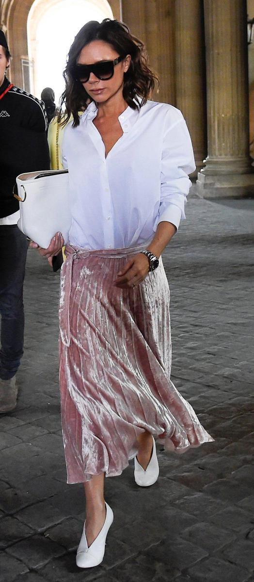 Victoria Beckham con su falda de terciopelo