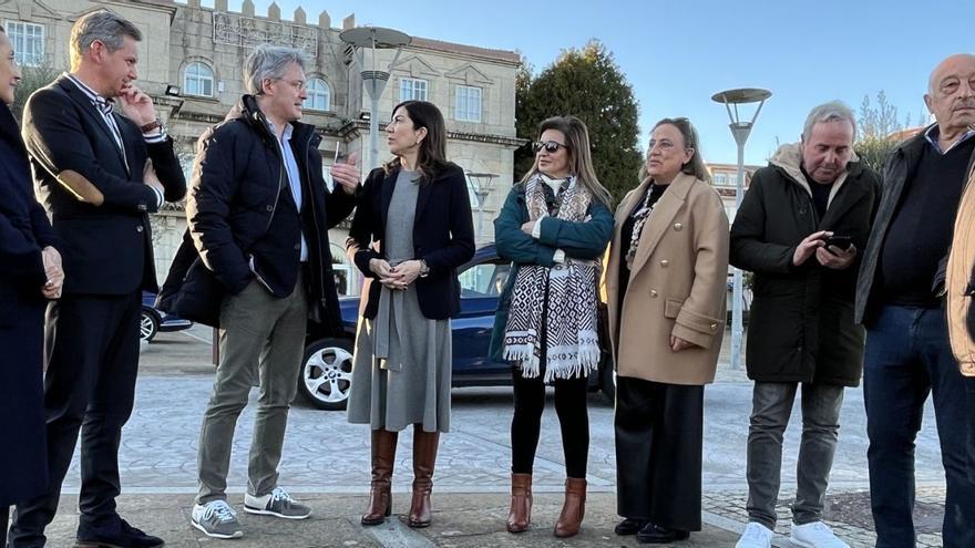 El alcalde, José Cacabelos, y la secretaria de Estado, Rosana Morillo, en la plaza de O Corgo. |   // CEDIDA