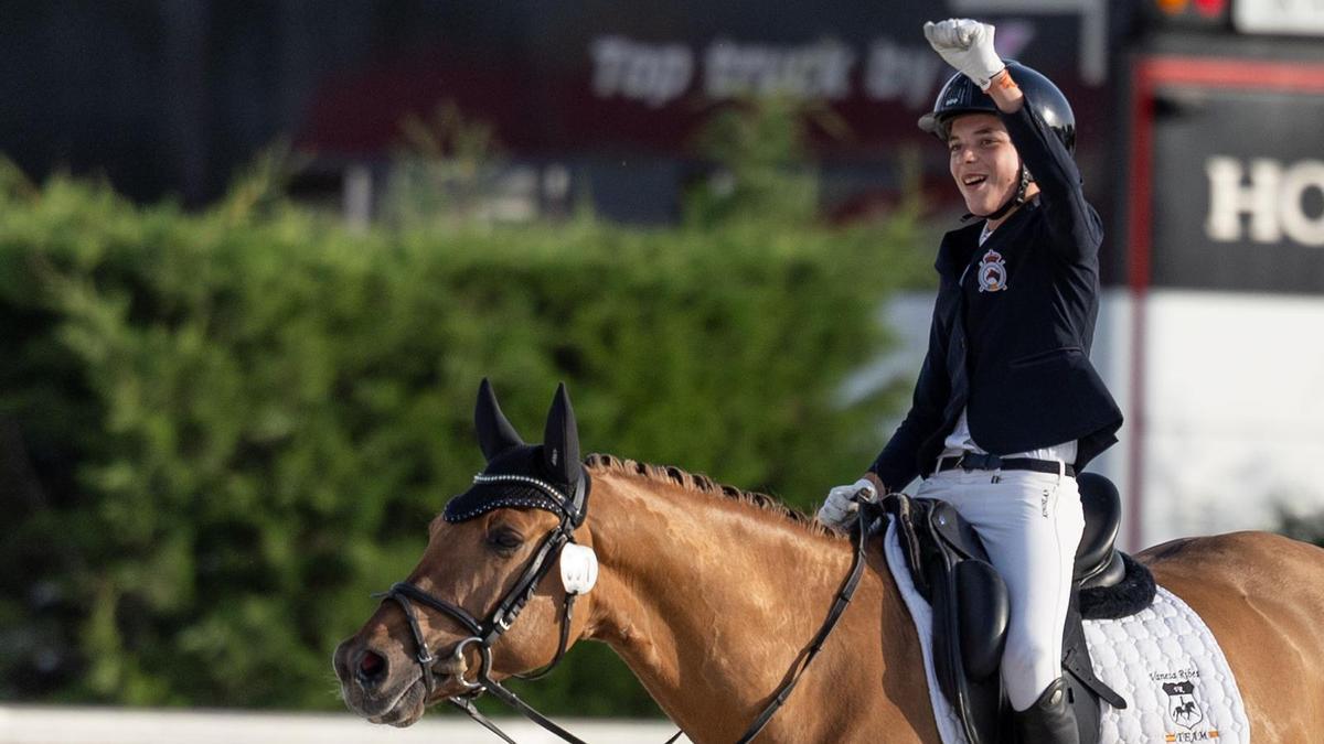 Alfonso Roig celebrando encima del caballo