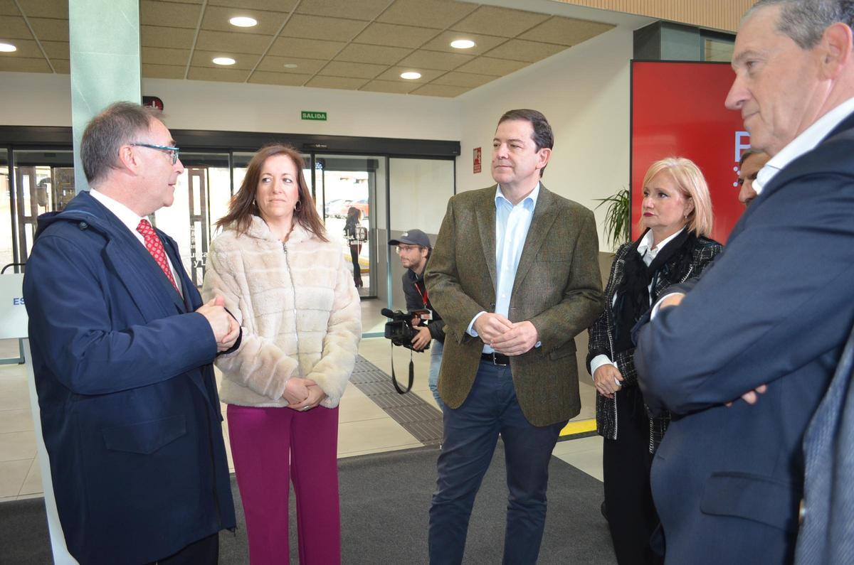 En el centro, Alfonso Fernández Mañueco conversando con el responsable del proyecto de reforma.