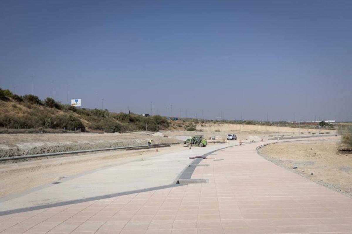 Aceras recién pavimentadas junto al futuro vial que transcurrirá en Arcosur bajo la Z-40.