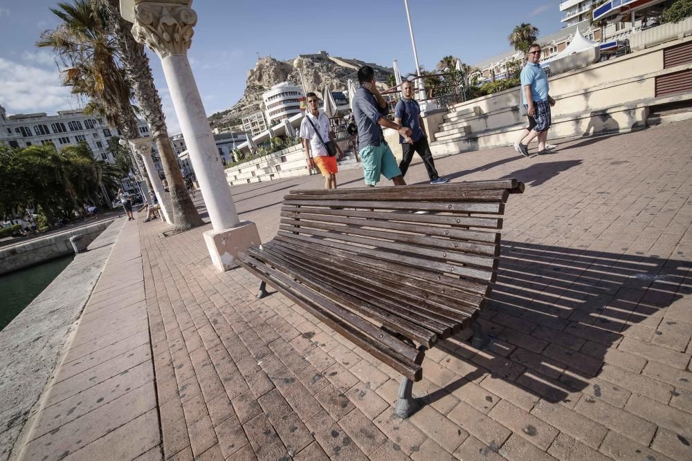 El paseo del Puerto ofrece una imagen de abandono, con escaleras rotas, suciedad, desconchones y pintadas