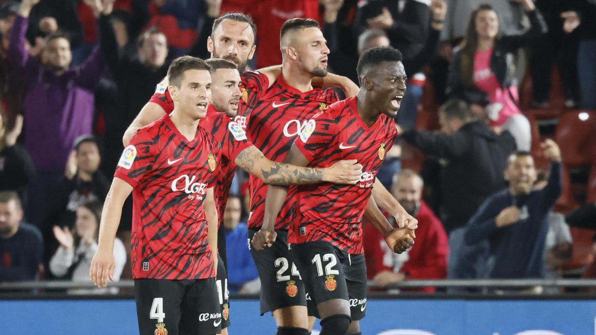 Los jugadores del Mallorca celebran la victoria del equipo balear ante el Cádiz.