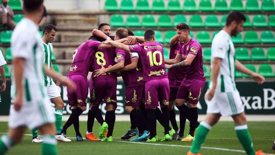 Los jugadores del Cartagena celebran uno de los tantos anotados ante el Betis B.