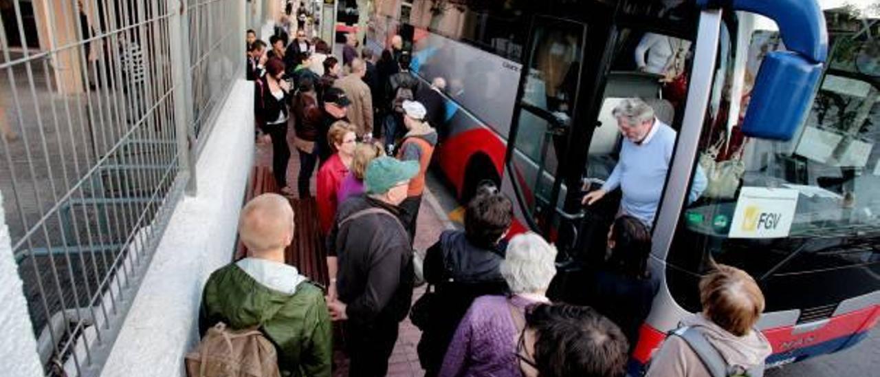 Pasajeros que en la estación de Benidorm suben al autobús alternativo con dirección a l&#039;Alfàs del Pi.