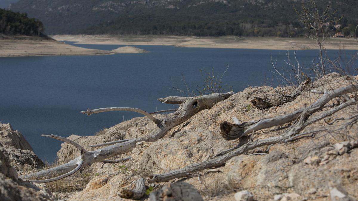 El embalse de Darnius Boadella y el río Muga bajo los efectos de la sequía