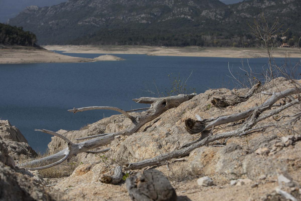 El embalse de Darnius Boadella y el río Muga bajo los efectos de la sequía