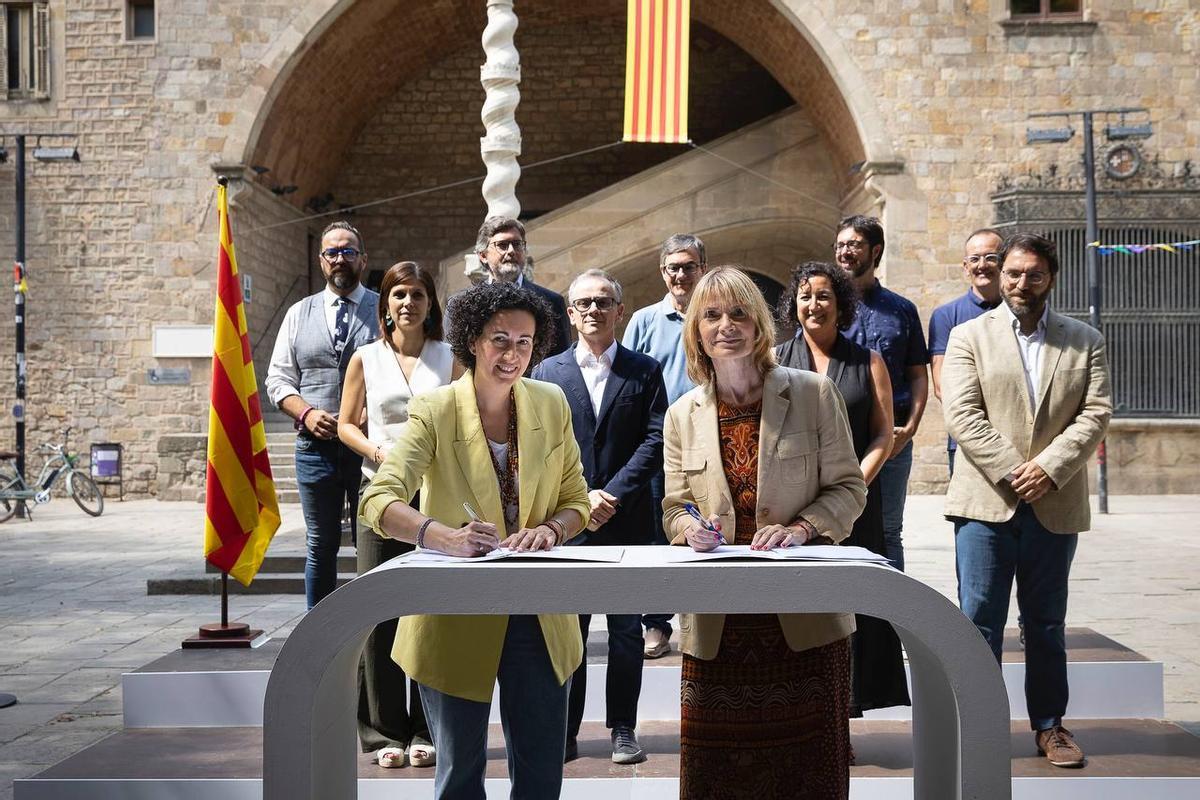 Lluïsa Moret y Marta Rovira firman el pacto de investidura PSC-ERc ante la Biblioteca de Catalunya