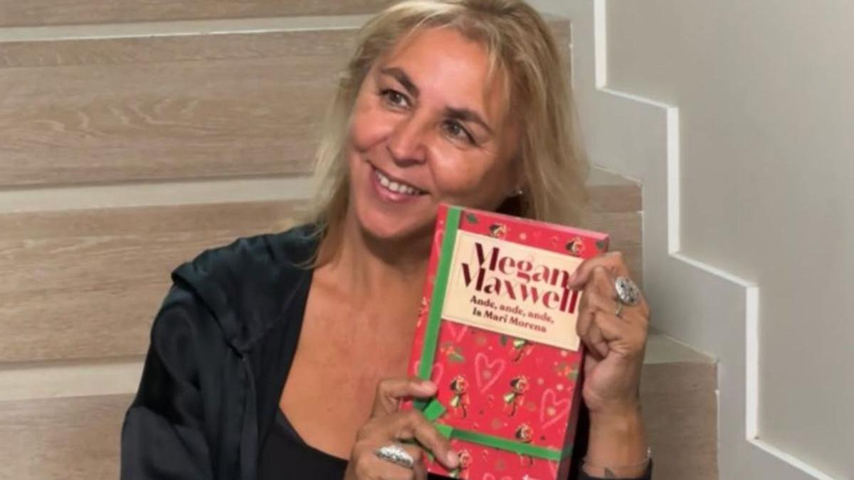 Megan Maxwell con la portada de su último libro, «Ande, ande, ande, la Mari Morena», ambientado en Porriño.