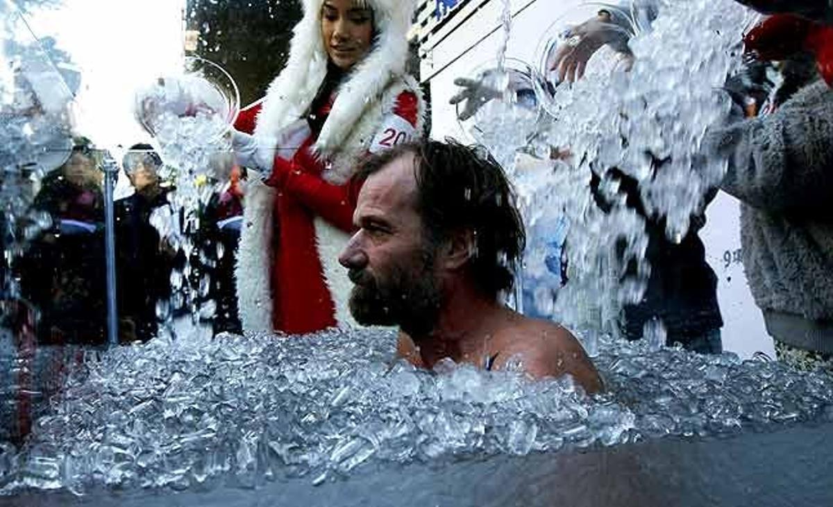 Wim Hof, conegut com l’Home de Gel, ha aconseguit el Rècord Guinness per suportar el fred extrem, submergint-se en aigua gelada durant una actuació per despertar la consciència pública sobre l’escalfament global a Hong Kong (Xina).