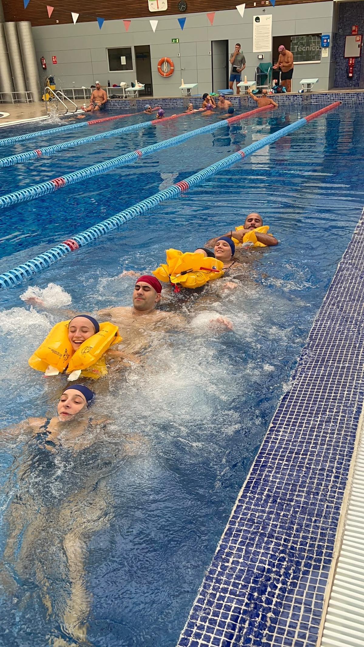 Air Hostess Palma incluye clases de natación en su programa.
