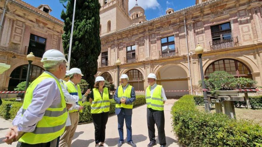 María Dolores García, presidenta de la UCAM (centro), junto al arquitecto Juan de Dios de la Hoz.