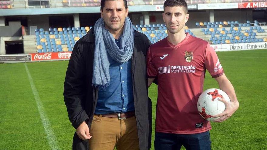 Nacho López (derecha) junto a Roberto Feáns en su presentación como nuevo jugador del Pontevedra, en enero de 2018. // Rafa Vázquez