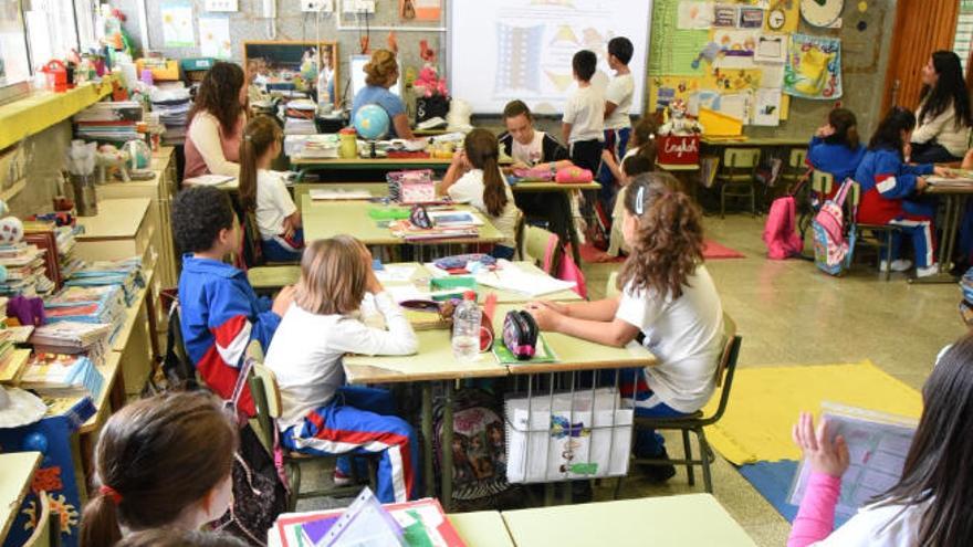 Un grupo de niños de Primaria recibiendo clase.