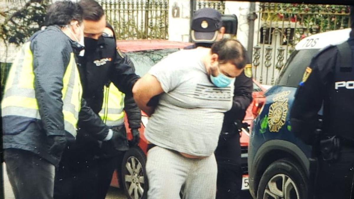 El detenido, esta tarde en el lugar en el que ocurrieron los hechos.