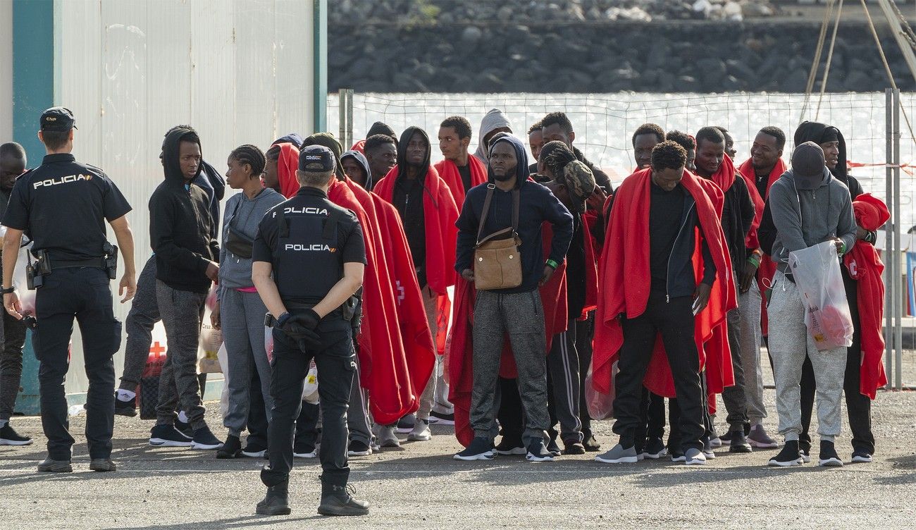 Salvamento rescata a 41 ocupantes de la patera que buscaba, la sexta que llega a Lanzarote