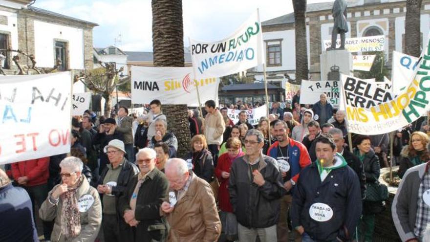 Asistentes a la concentración para respaldar la mina de oro proyectada en Salave (Tapia de Casariego).