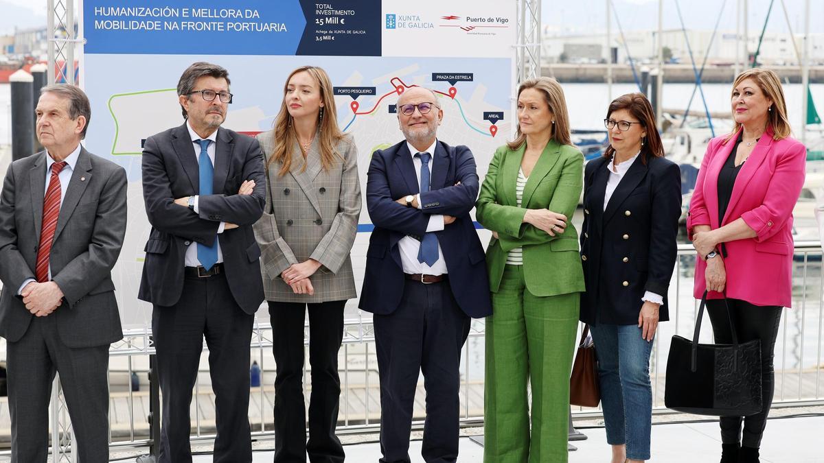 Abel Caballero (1º izq) y Luisa Sánchez (3ª der.) en la inauguración del paseo de Beiramar del martes