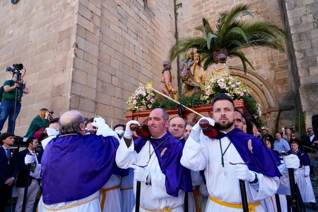 GALERÍA | La Burrina ya desfila y a Cáceres llega la apoteosis de la fe y la Pasión