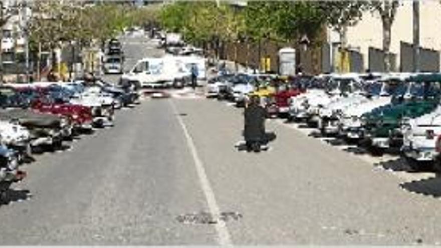 Els vehicles participants van protagonitzar una cercavila pels carrers del municipi