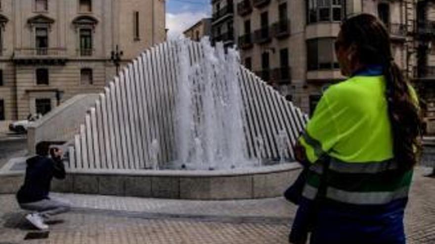 La fuente de la Bandeja de Alcoi vuelve a funcionar tras permanecer 18 años cerrada por la legionela