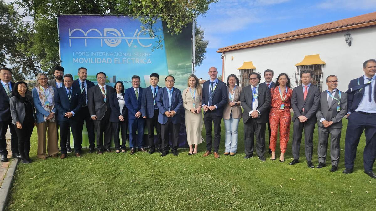 Fotografía de familia de los asistentes al I Foro de Movilidad Eléctrica, celebrado este miércoles en Mérida.