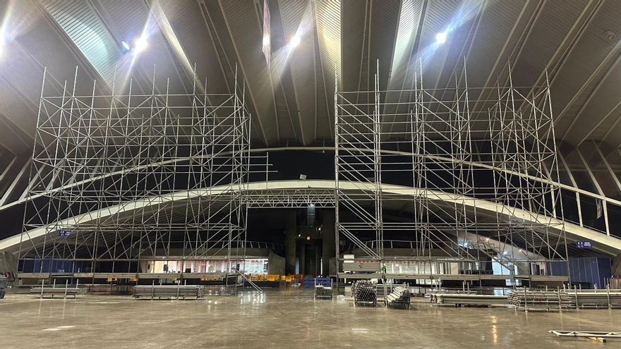 Comienza el montaje del escenario del Carnaval en el recinto ferial