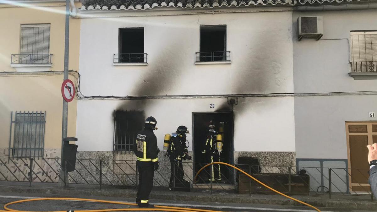 Un incendio destruye la parte baja de una vivienda