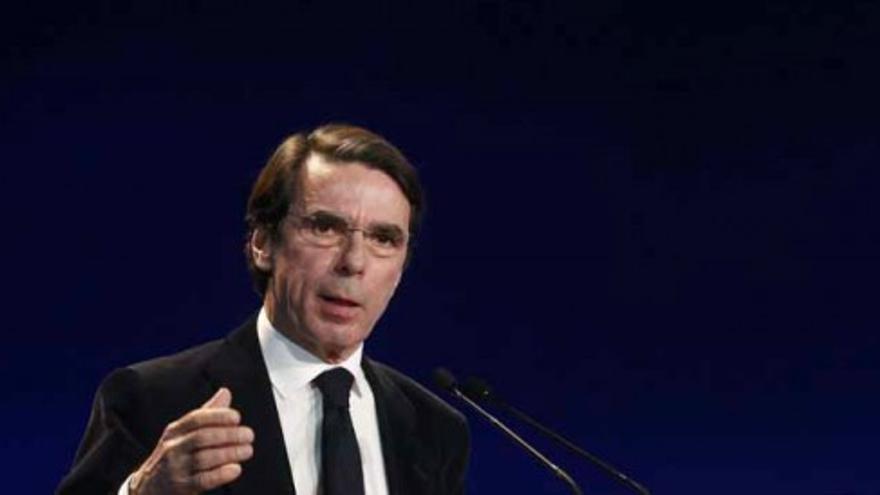 Aznar acusa a la &quot;izquierda radical&quot; de llevar a la UE &quot;al borde de la ruptura&quot;