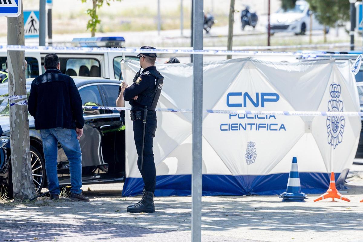 Agentes de la Policía Científica trabajan en el lugar en el que han ocurrido los hechos, a 21 de mayo de 2025, en Pozuelo de Alarcón, Madrid (España).
