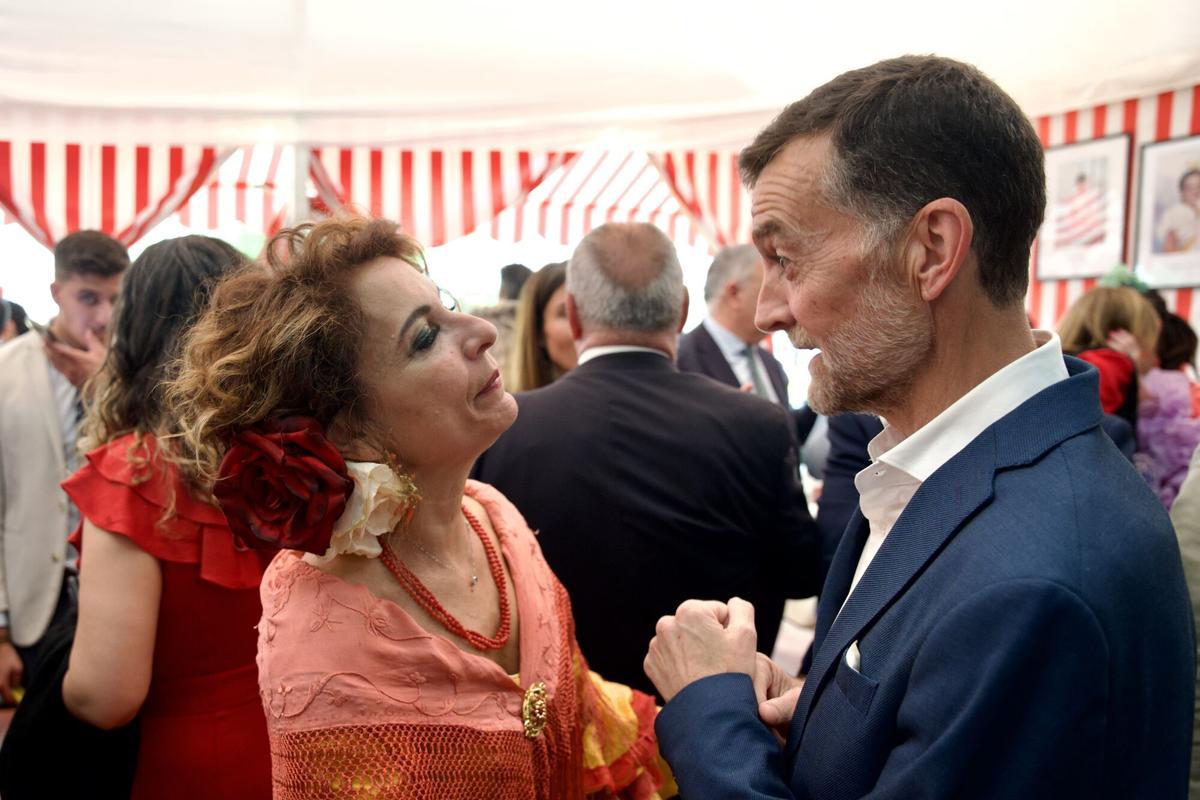 La secretaria general del PSOE-A y candidata a la Presidencia de la Junta de Andalucía, María Jesús Montero, saluda al coordinador federal de IU y candidato de Por Andalucía a la Presidencia de la Junta, Antonio Maíllo, en un encuentro casual durante una visita a la Feria de Sevilla. A 21 de abril de 2026 en Sevilla (Andalucía, España). En este martes de feria las distintas casetas de entidades, organismos y corporaciones reciben la visita de personalidades políticas e institucionales para compartir, lejos del ruido diario de los micrófonos, el ambiente distendido de la Feria. 21 ABRIL 2026 Eduardo Briones / Europa Press 21/04/2026. Antonio Sanz;Antonio Muñoz;María Jesús Montero;Javier Fernández;María Márquez;Rocía Blanco;Eduardo Briones;