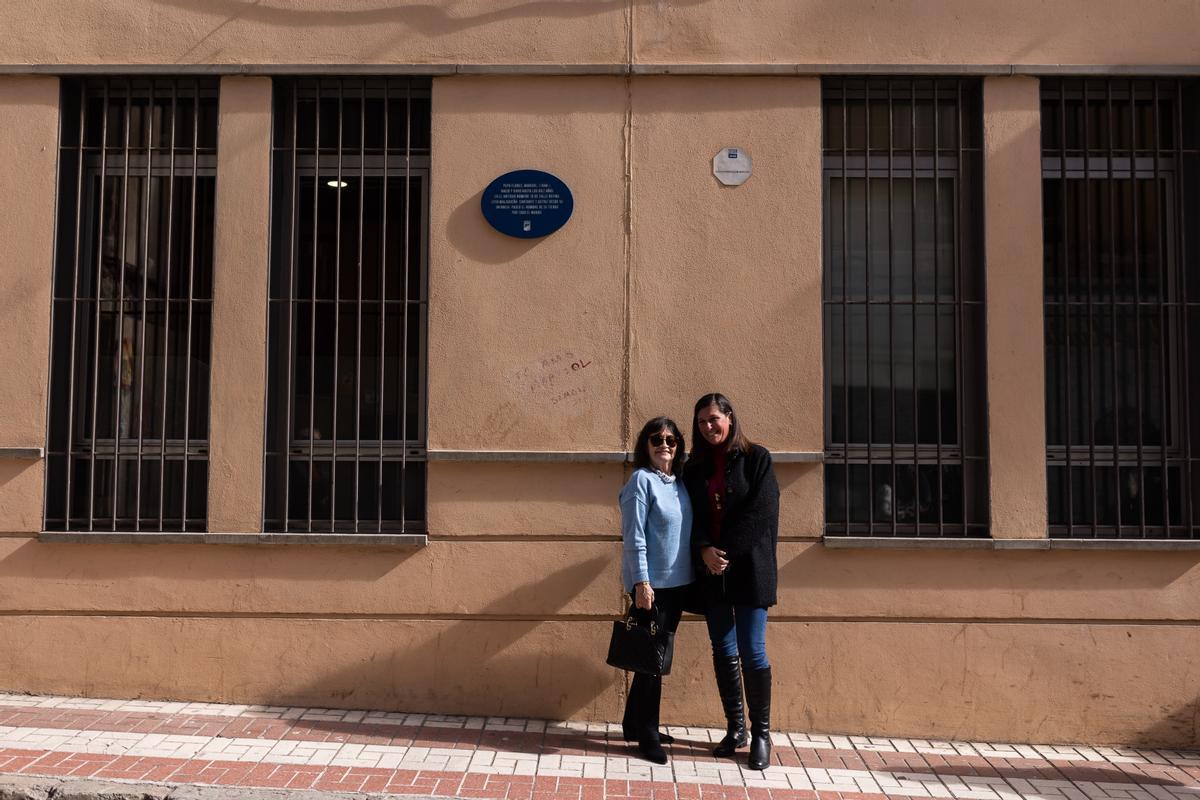 Vicky Flores (i) y Tamara Esteve, hermana e hija de Pepa Flores, Marisol, posan junto a la placa que el Ayuntamiento de Málaga ha colocado en la fachada de la casa donde nació la artista, en el número 10 de la calle malagueña Refino