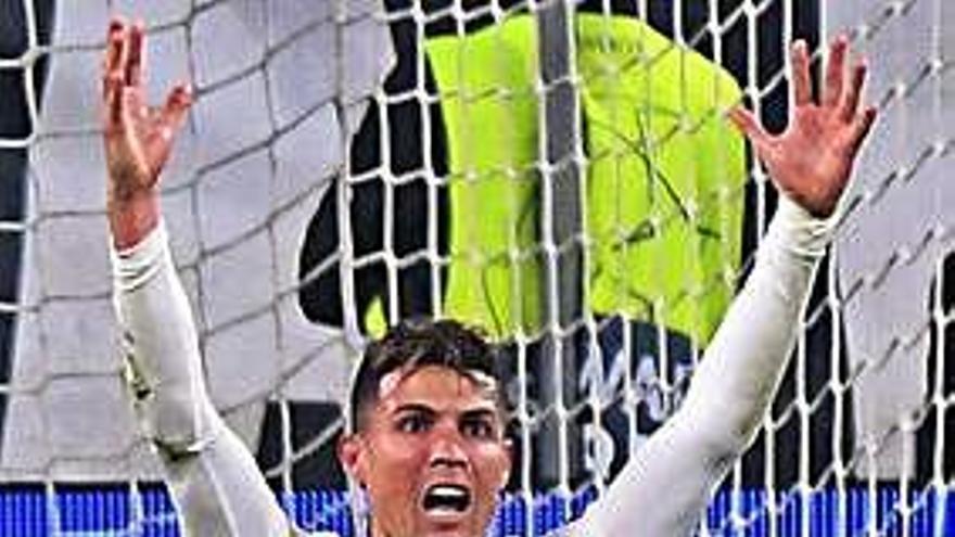 Cristiano Ronaldo le protesta al árbitro durante un lance del juego.