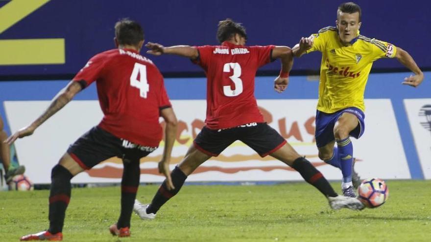 Joan Oriol disputa el balón durante el partido contra el Cádiz, que finalizó en empate.