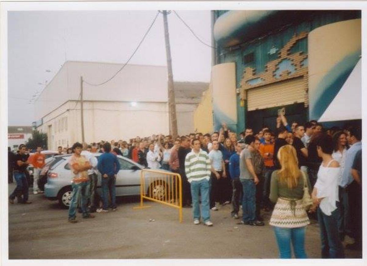 Una multitud espera para entrar en Kal-kat.