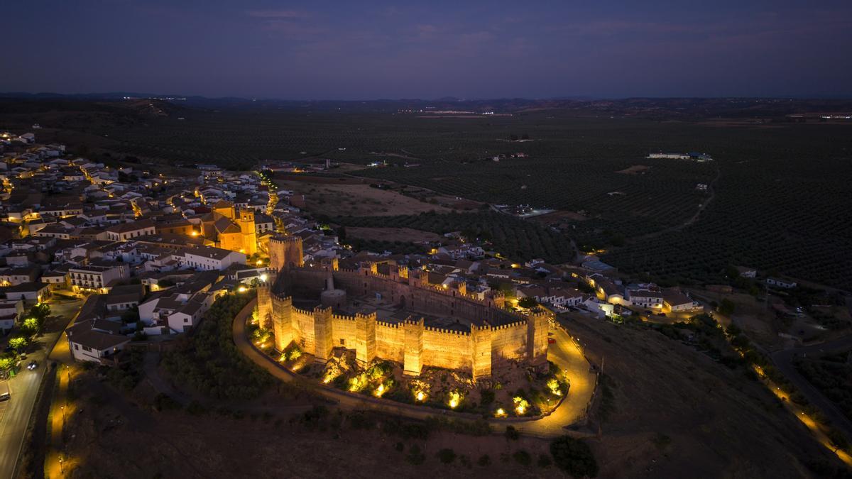 El Castillo de Burgalimar con iluminación nocturna