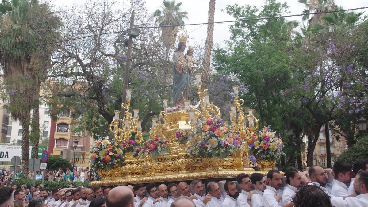 María Auxiliadora en su procesión por la plaza de Capuchinos.