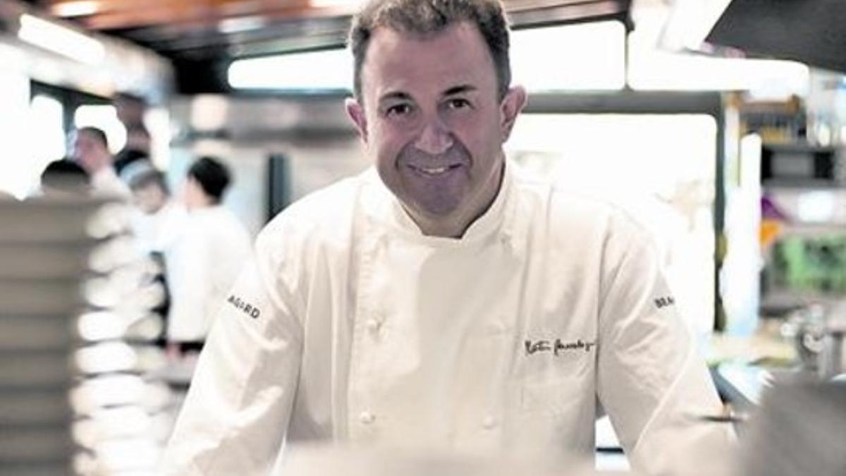 Martín Berasategui, en la cocina de su restaurante homónimo.