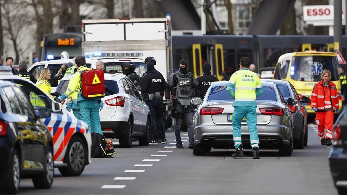 Miembros de los servicios de emergencias acuden a la plaza del 24 de Octubre de Utrecht.