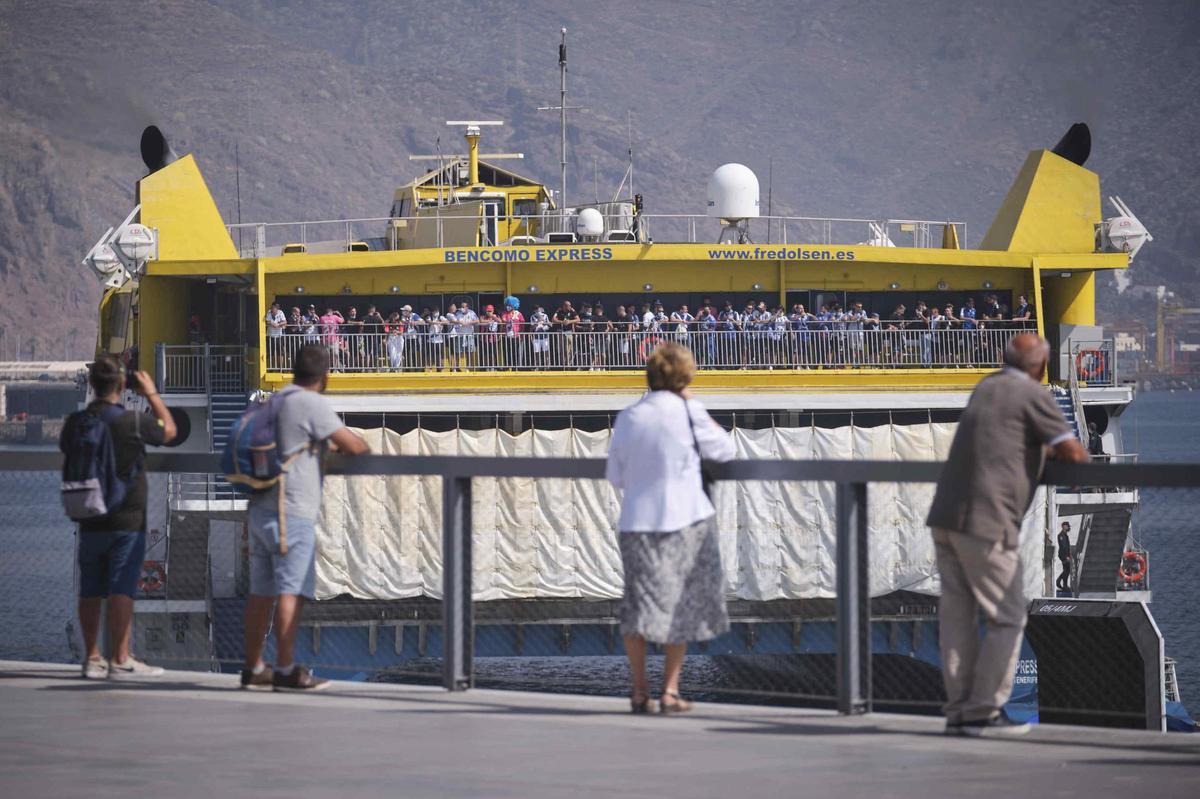 Uno de los barcos de Fred. Olsen, en la Dársena de Anaga del Puerto de Santa Cruz de Tenerife.