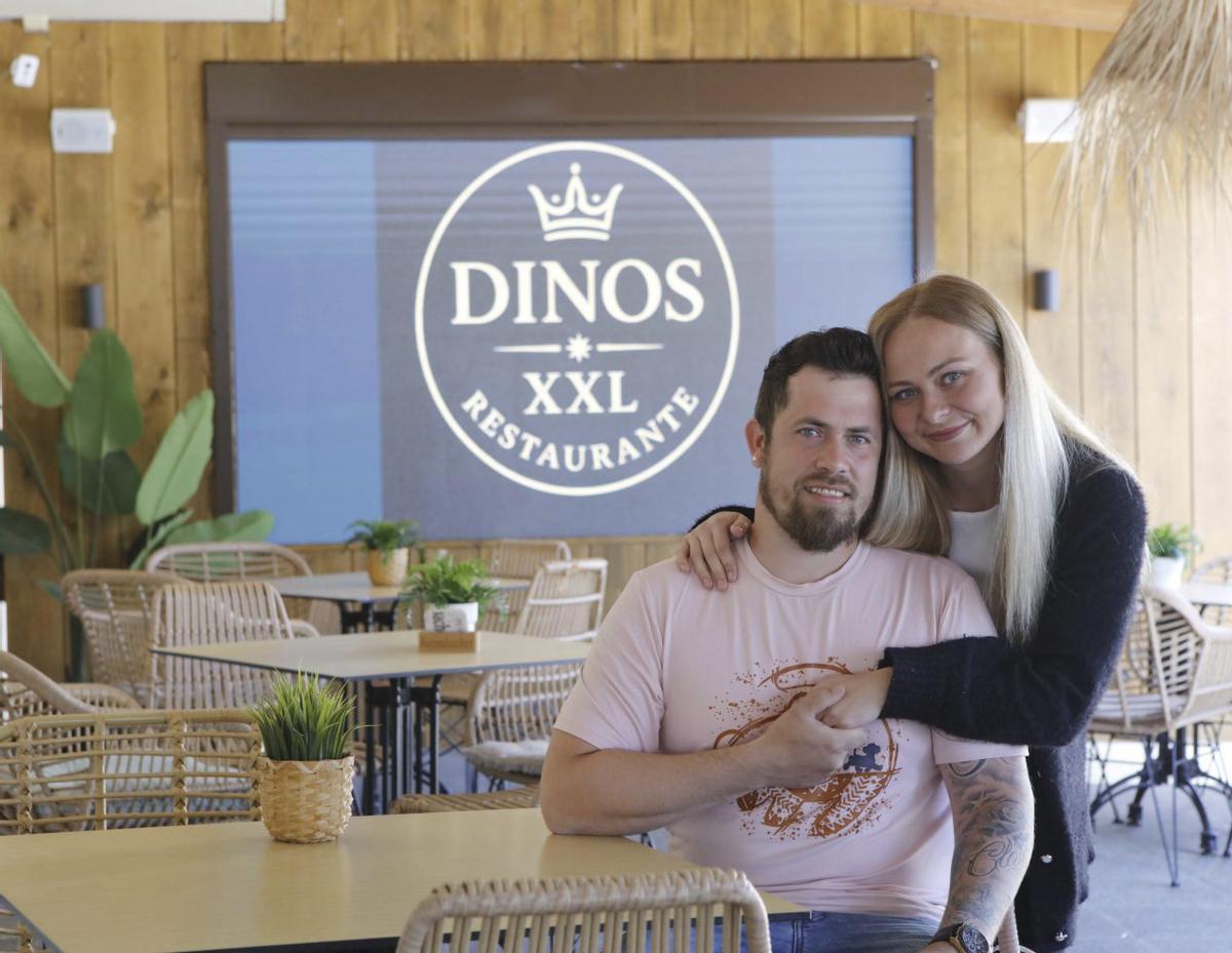 Kümmern sich gemeinsam um das Dinos in Cala Ratjada: Kevin und Selina Libawski.