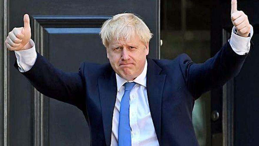 Boris Johnson mostra la seva alegria per la victòria.