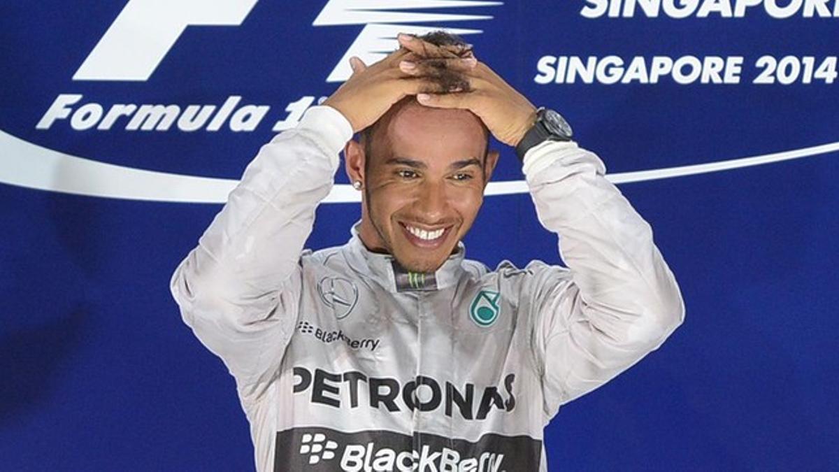 Hamilton, en el podio de Singapur, tras lograr la victoria y el liderato del Mundial.