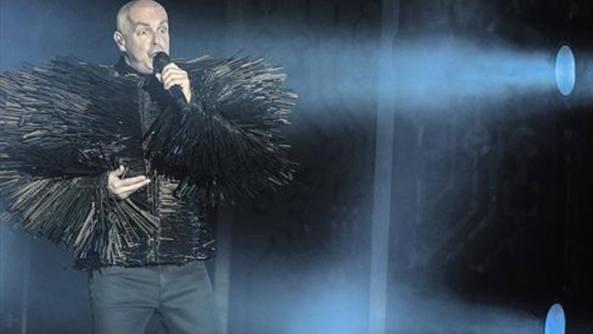 Neil Tennant luciendo una excéntrica chaqueta-erizo, durante la actuación anoche en el Festival de Cap Roig.