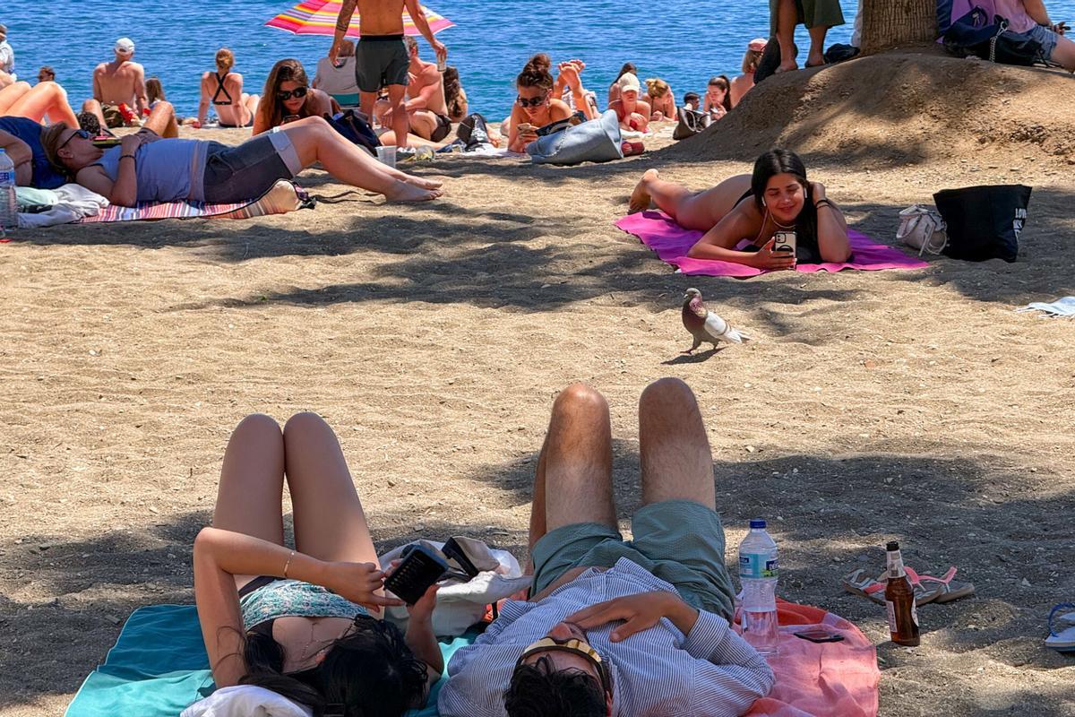 La playa de la Malagueta se llena de gente por el aumento de temperaturas este mes de abril La playa de la Malagueta se llena de gente por el aumento de temperaturas este mes de abril