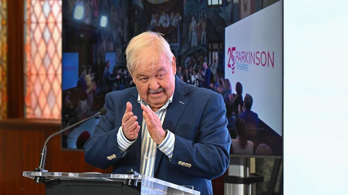 Jesús Rodríguez , usuario de Párkinson Tenerife, durante la lectura del manifiesto.